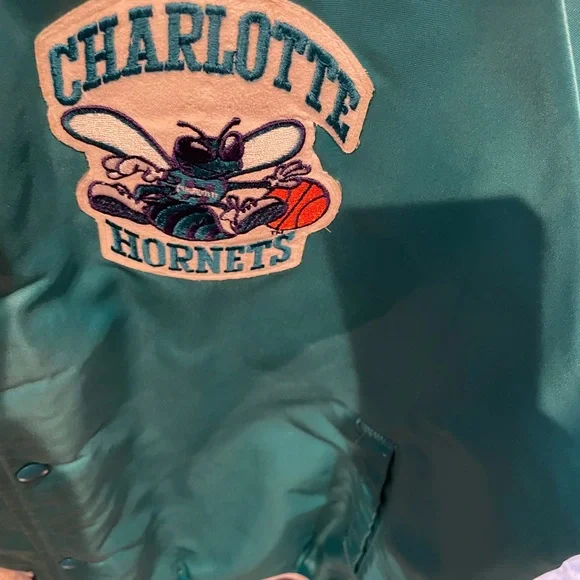 Nice Vintage Chalk Line Charlotte Hornets Size XL Starter Style Spellout Rare